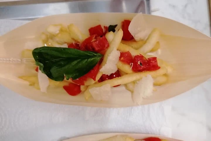 Pizza e Tiramisù class with local mum in Positano
