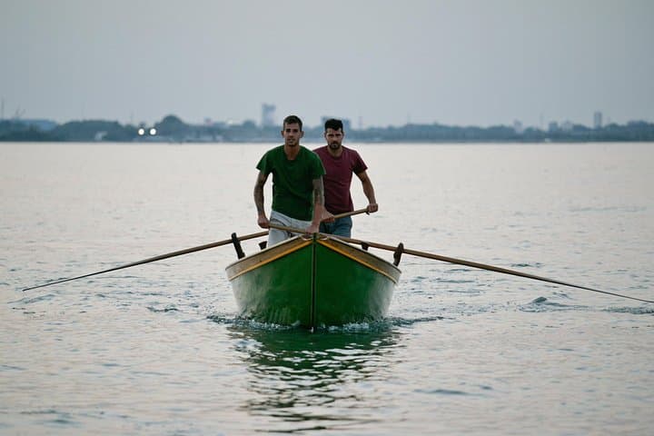 Learn to Row in the Venice Canals