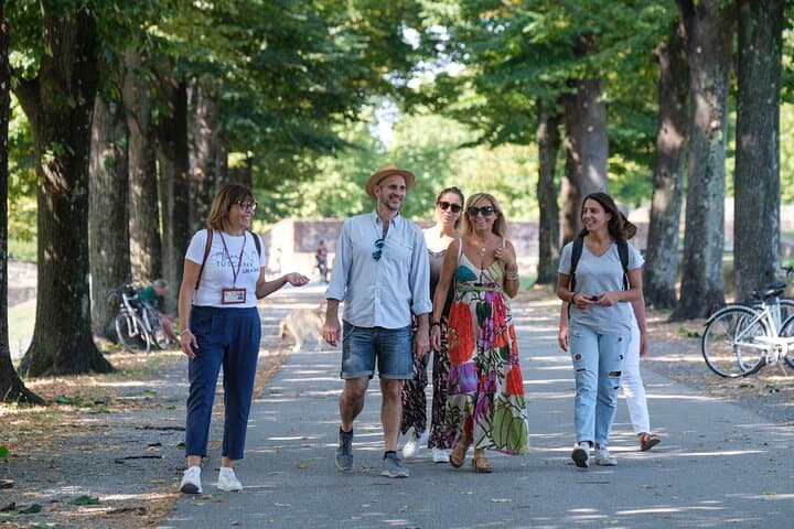 a stroll along the walls of Lucca