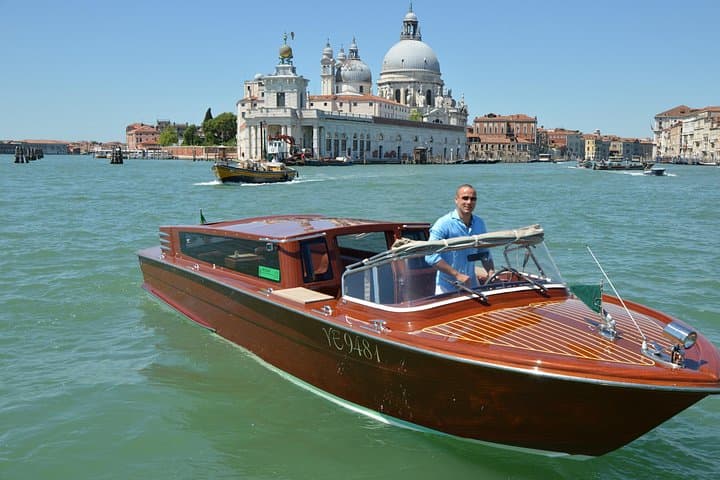 Tour 1 HRS Gran Canal with Luxury Boat