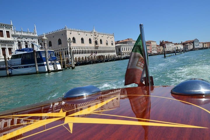 Tour 1 HRS Gran Canal with Luxury Boat