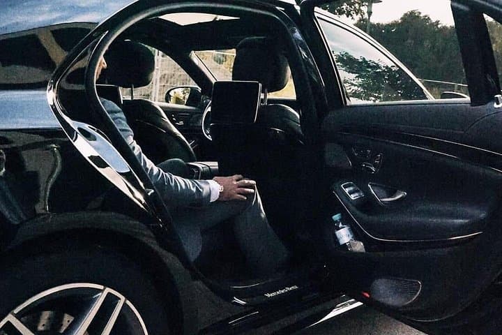 Private Transfer: Lake Como to Milan Airport MXP in Business Car