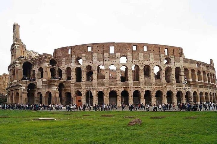 Roman Delights: Private Tour with Pizza, Gelato, City Highlights