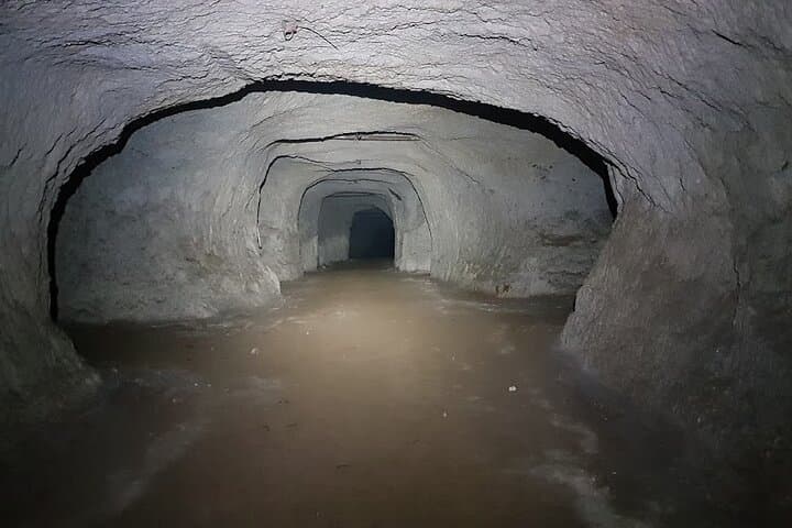 Large galleries over 4 meters high