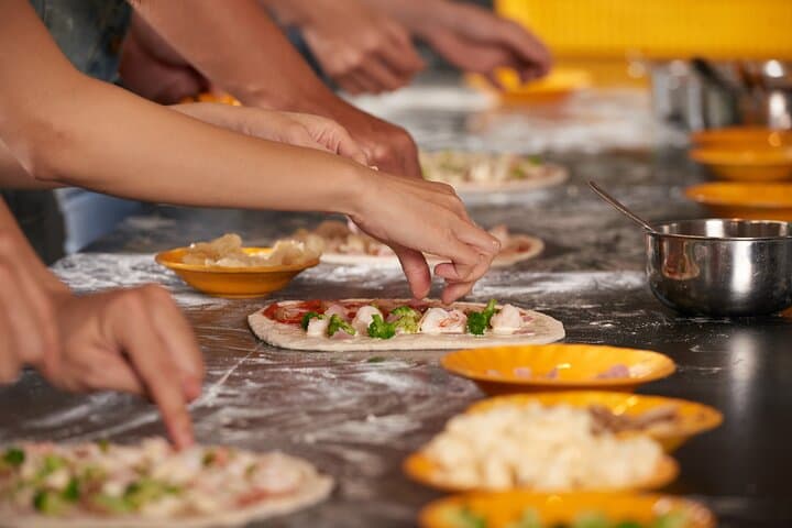 The Art of Pizza and Tiramisu Class with Tastings in Naples