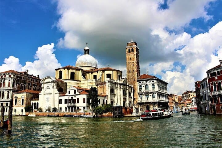 The best of Venice in 1 day! Private tour 100% tailored + 1 h watertaxi ride with Lucia local guide in Venice