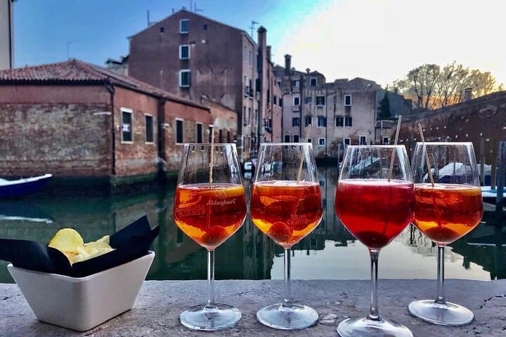 The best of Venice in 1 day! Private tour 100% tailored + 1 h watertaxi ride with Lucia local guide in Venice