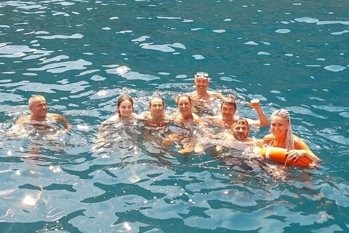 Our stops for swimming, about 4-5, is one of the coolest moments of the day. In addition to diving into the crystal clear waters of the Gulf islands, it's time to cool off.