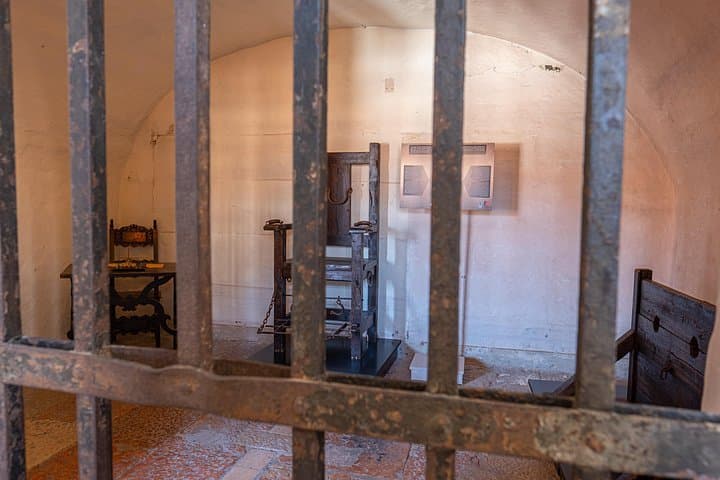 Lords of the Night Prisons Palace: Cells & Torture Tools Visit