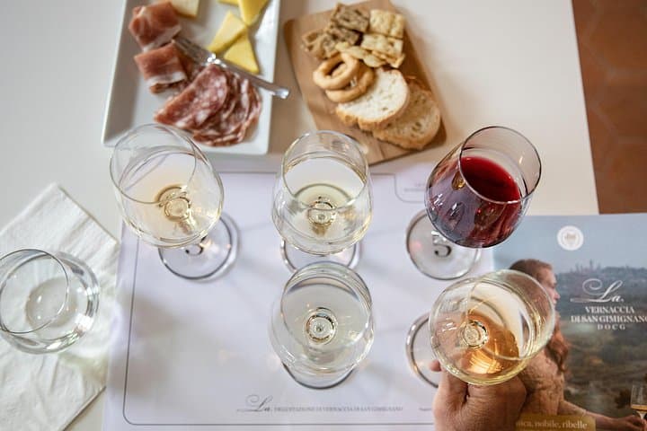 Food and Wine Lesson and Wine Tasting in San Gimignano