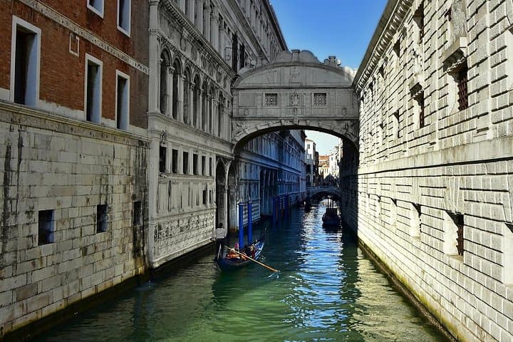 Venice: Doge's Palace Guided Tour With Tickets & Optional Gondola
