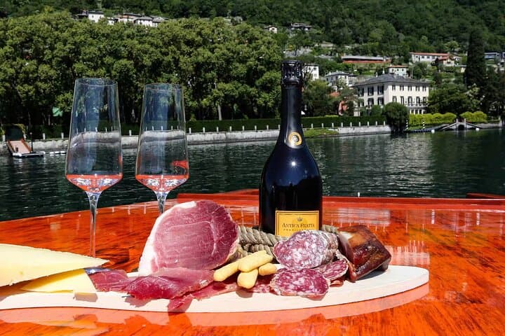 2 Hours Private Wooden Boat Tour on Lake Como 10 pax