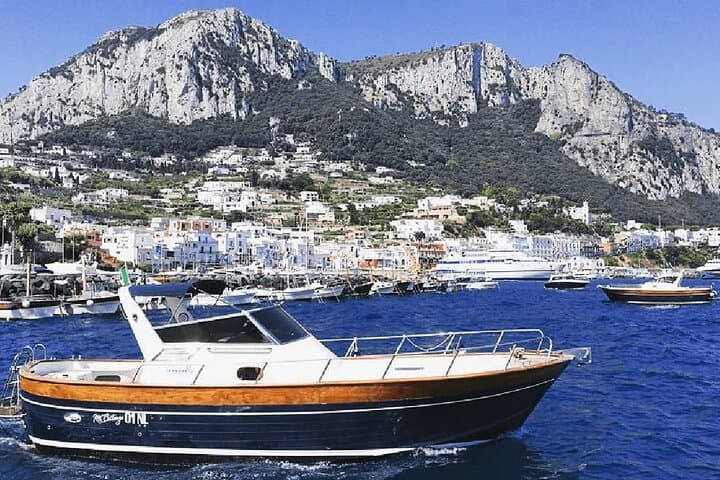 3 hours Comfortable Capri Private Tour by Boat