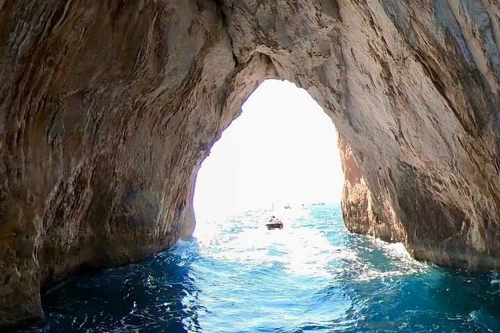 3 hours Comfortable Capri Private Tour by Boat
