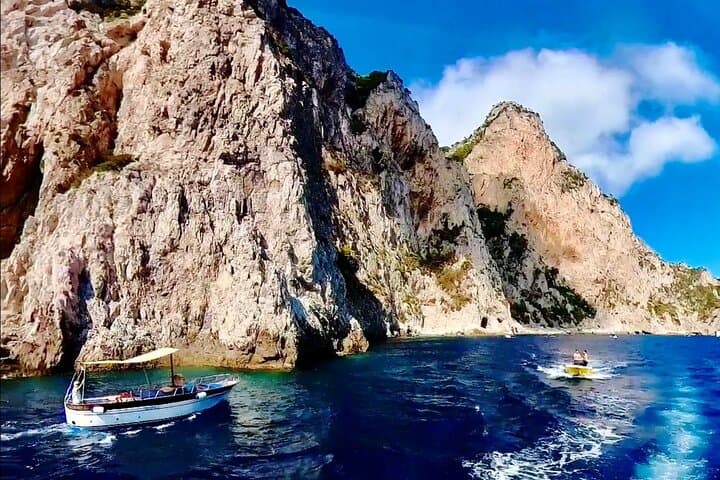 3 hours Comfortable Capri Private Tour by Boat