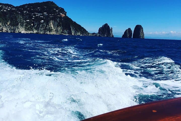 2-Hour Private Boat Tour to the Natural Beauties of Capri