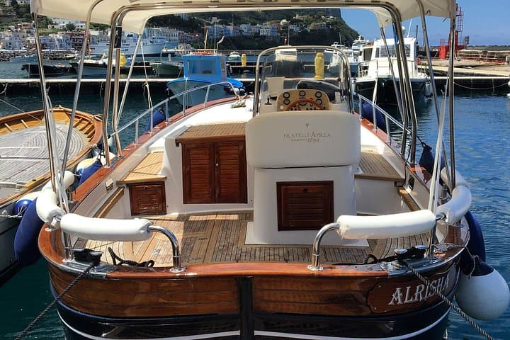 2-Hour Private Boat Tour to the Natural Beauties of Capri