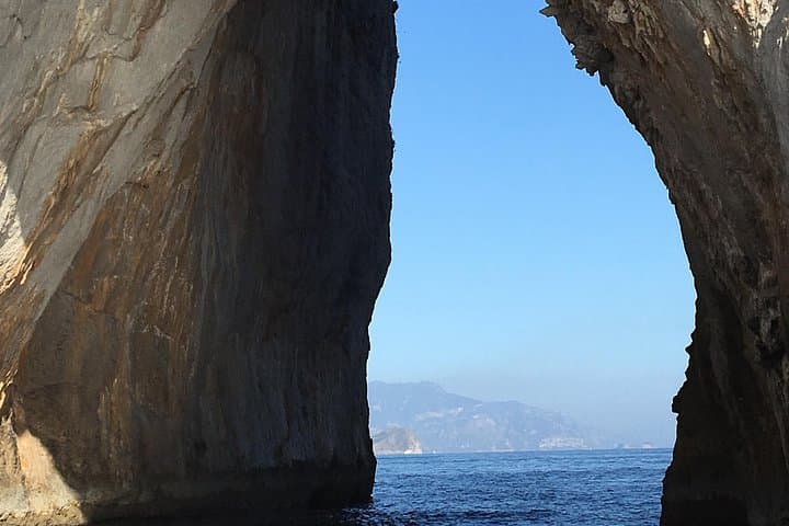 2-Hour Private Boat Tour to the Natural Beauties of Capri