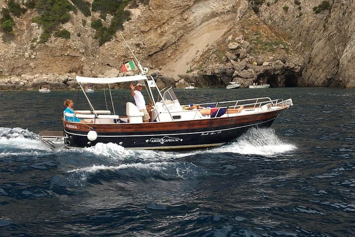 2-Hour Private Boat Tour to the Natural Beauties of Capri