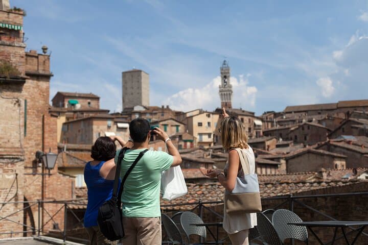 Walking tour with a guide in Siena
