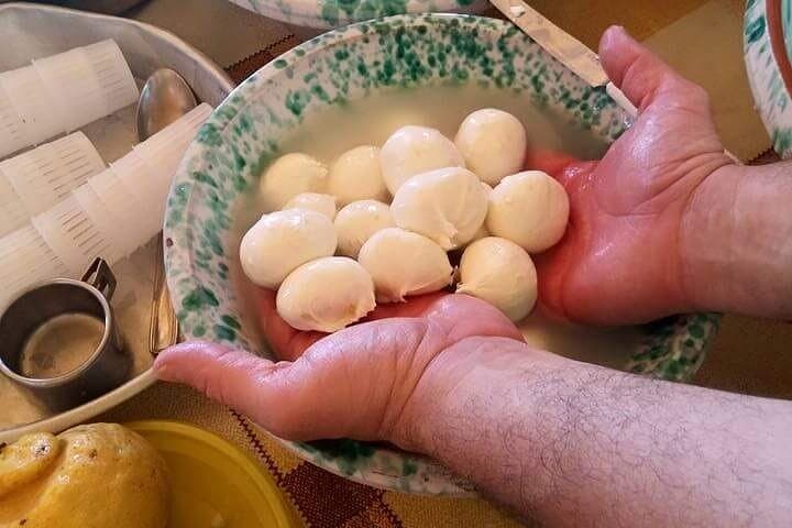 Toss, Bake, Cheers! - Sorrento Pizza Making Class with Wine
