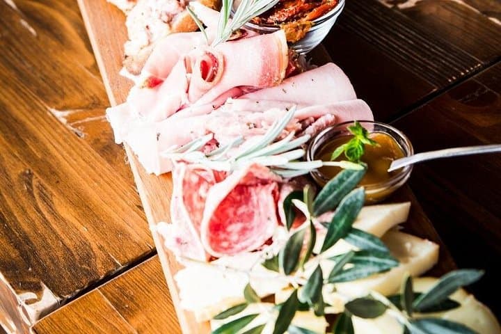 A typical Tuscan "Tagliere" with local ham and cheese
