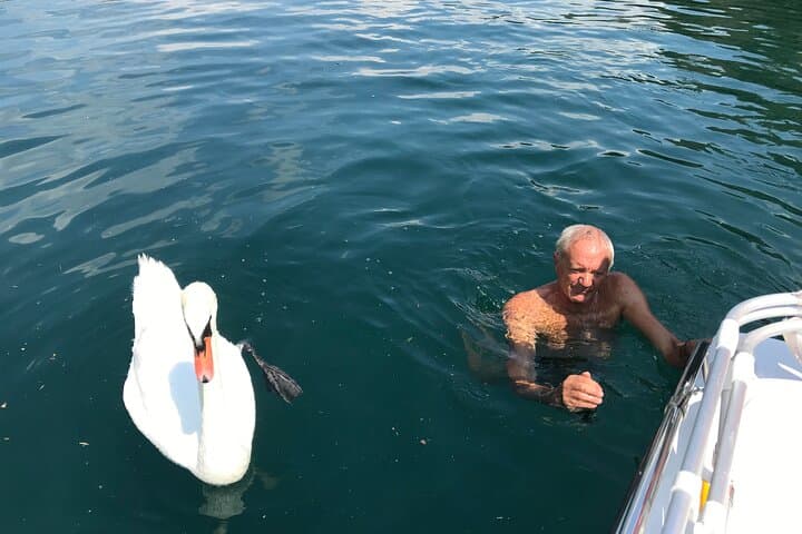 A bath with the master of the lake