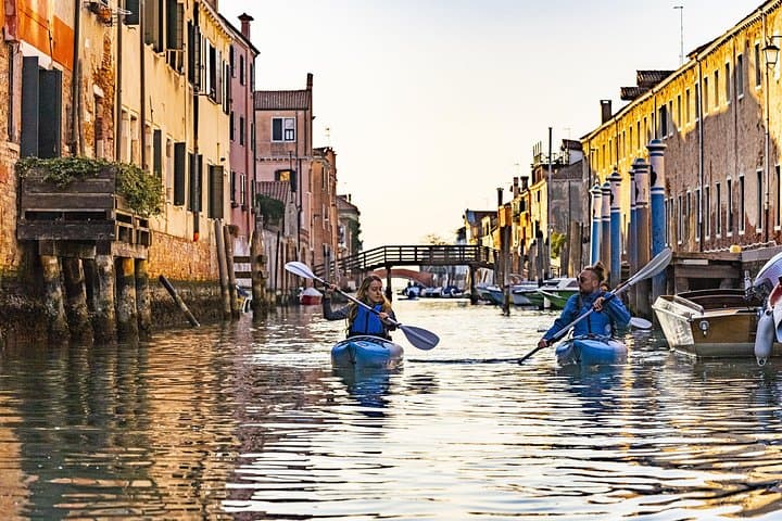 Sunset Kayak Tour in Venice: Discovering the City’s Canals