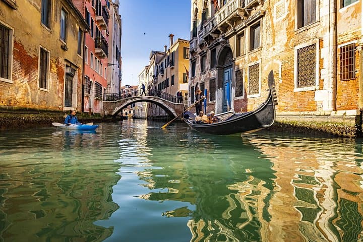 Cultural Kayak Tour: Discovering the City’s Canals
