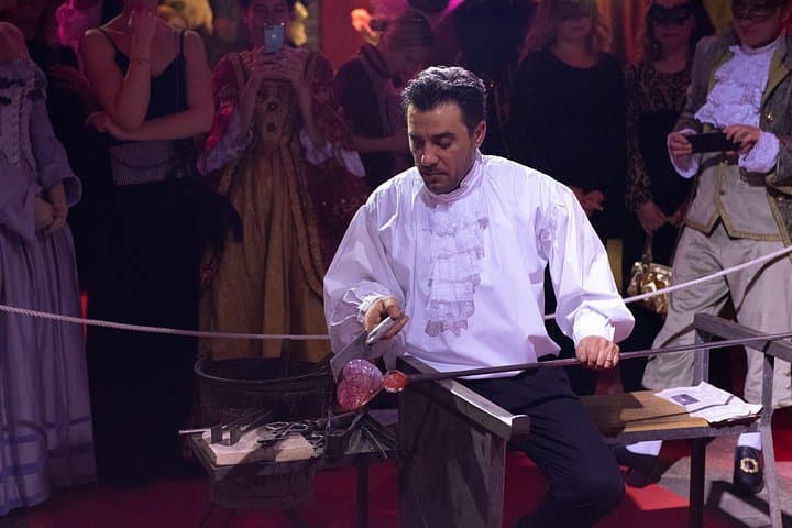 Maestro al lavoro in costume d'epoca