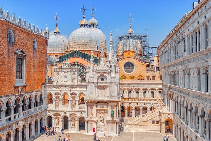 Private Walking Tour of Venice's Old Town with Gondola Ride