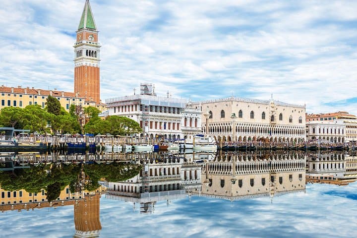 Private Walking Tour of Venice's Old Town with Gondola Ride