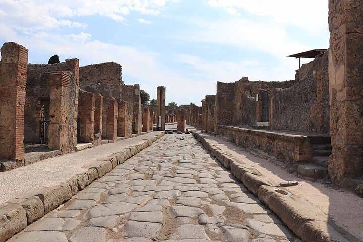 Pompeii Tour with Lunch and Wine Tasting from Positano