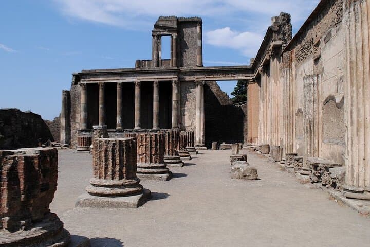 Pompeii Tour with Lunch and Wine Tasting from Positano