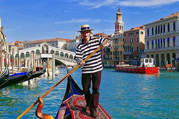 Walking Tour and Enchanting Gondola Journey in Venice + Ebook