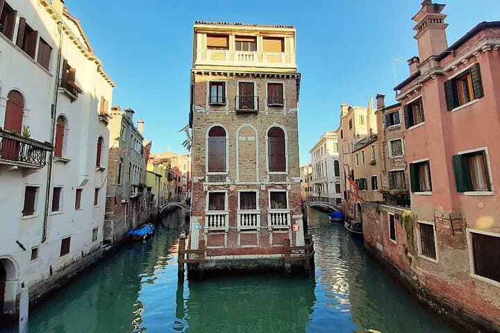 Walking Tour and Enchanting Gondola Journey in Venice + Ebook