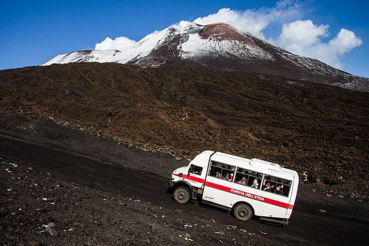 4x4 bus climbing