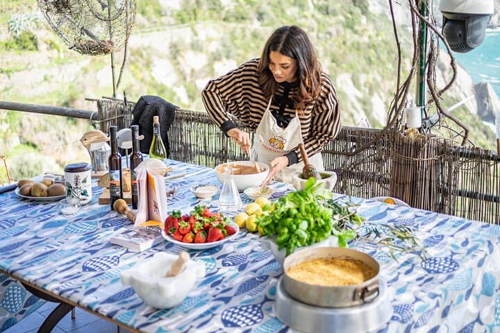 Riomaggiore: Pasta & Tiramisu Class in a Local Home by Cesarine