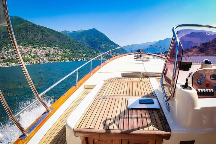 1H Private Cruise on a beautiful wooden speedboat on Lake Como