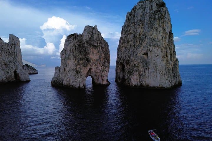 Bring home unique memories and perfect photos. Capri in 2 hours, between beauty and tradition. We are waiting for you on board!