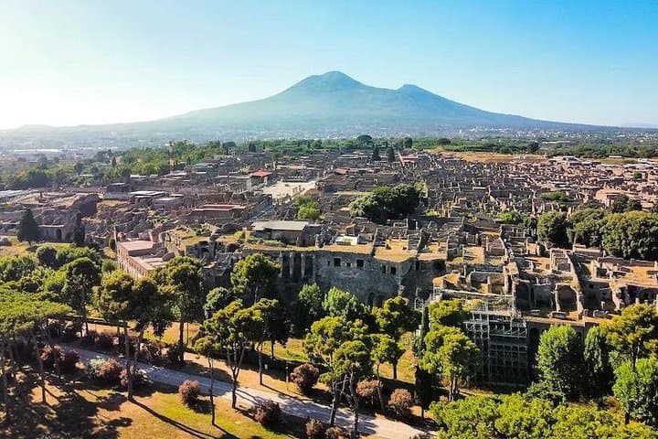 Stories of Pompeii: Small Group tour with archeology expert guide
