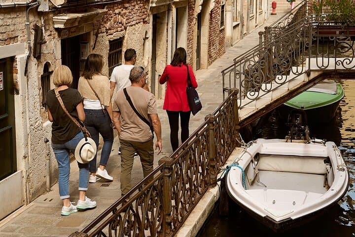Venice Art Walking Tour with Gondola Ride