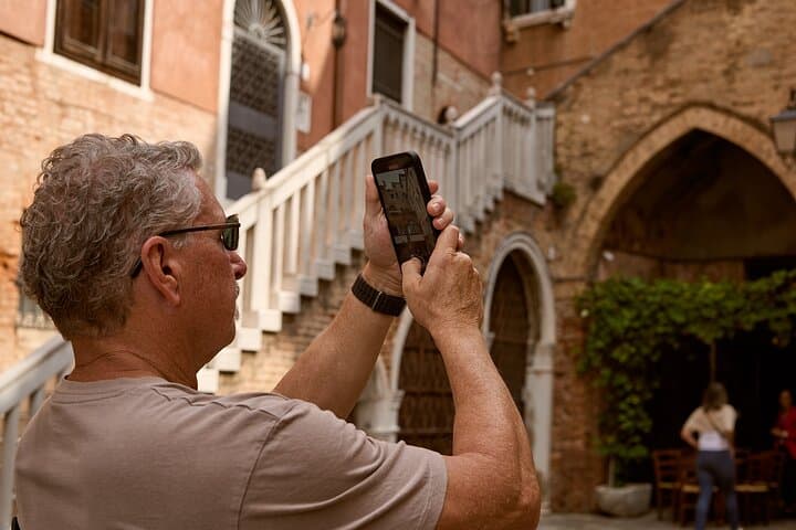 Venice Art Walking Tour with Gondola Ride
