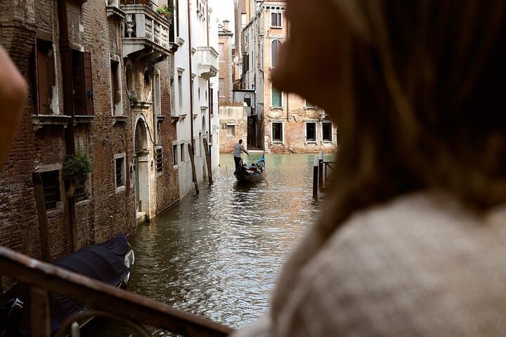 Venice Art Walking Tour with Gondola Ride