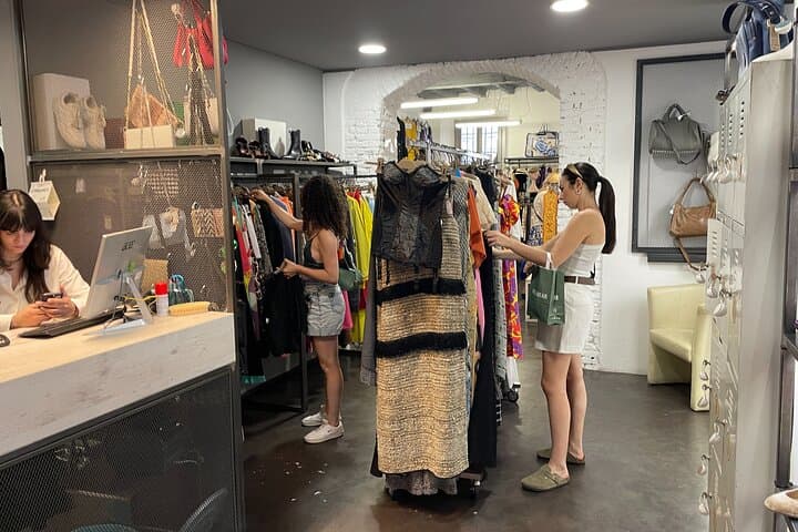 Vintage Shopping Tour in Milan