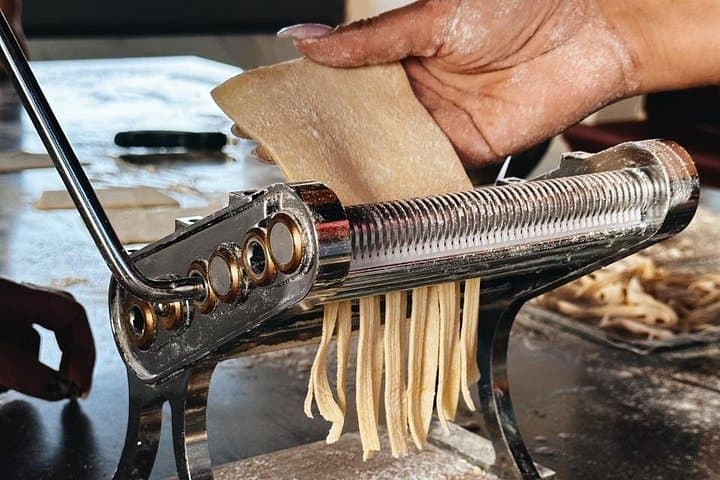 Amalfi : Prepare fresh pasta, mozzarella and tiramisu with wine