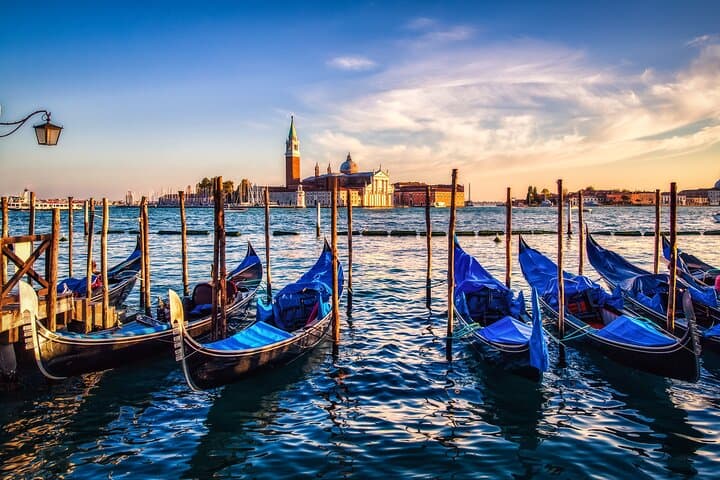 Venice: 2 Hours Morning Walk Tour with Gondola Glide + Ebook
