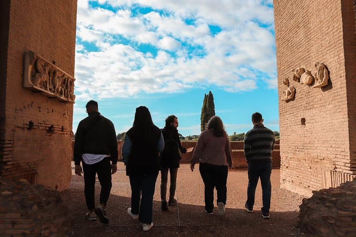 Roma: Colosseum, Forum, and Palatine Hill Local Guided Tour