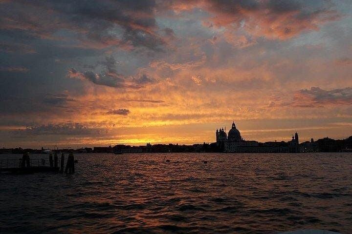 Sunset Traditional Boat Tour with Prosecco