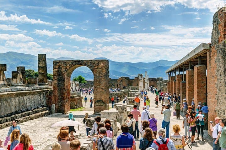 Guided Tour of Pompeii and Herculaneum with Lunch and Ticket